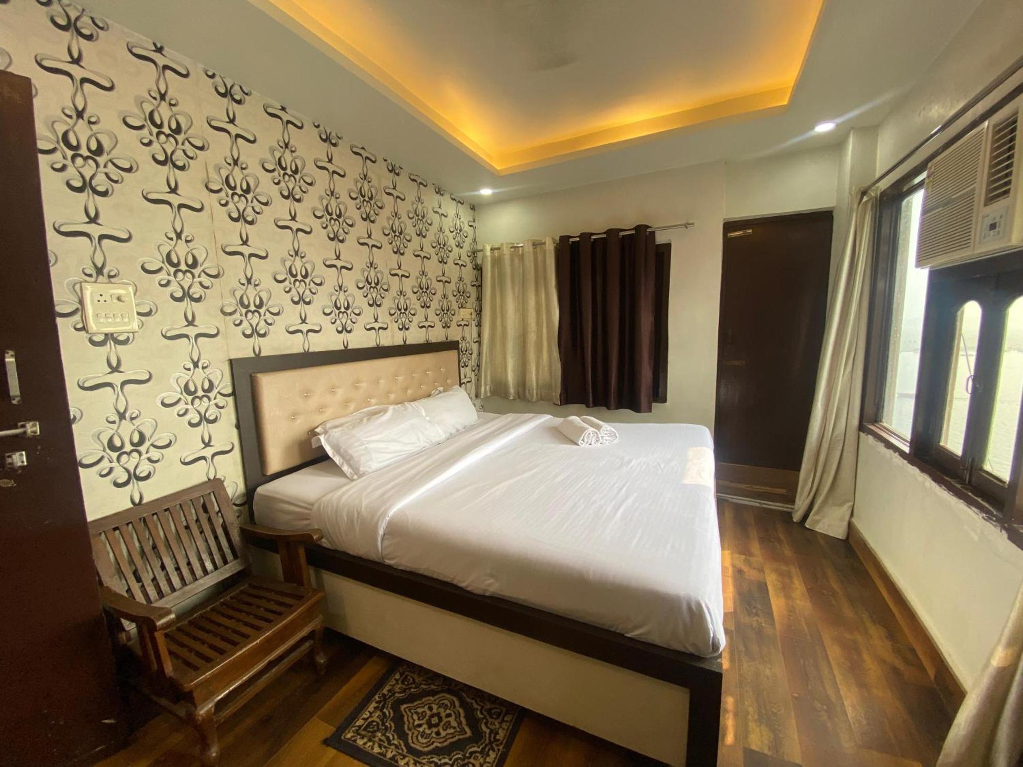 Hotel Sita Palace On Heritage Ghats Of Benaras Varanasi Exterior photo